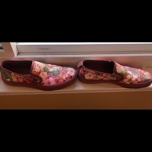 Gucci “Bloom” pink flower print slip-on sneakers